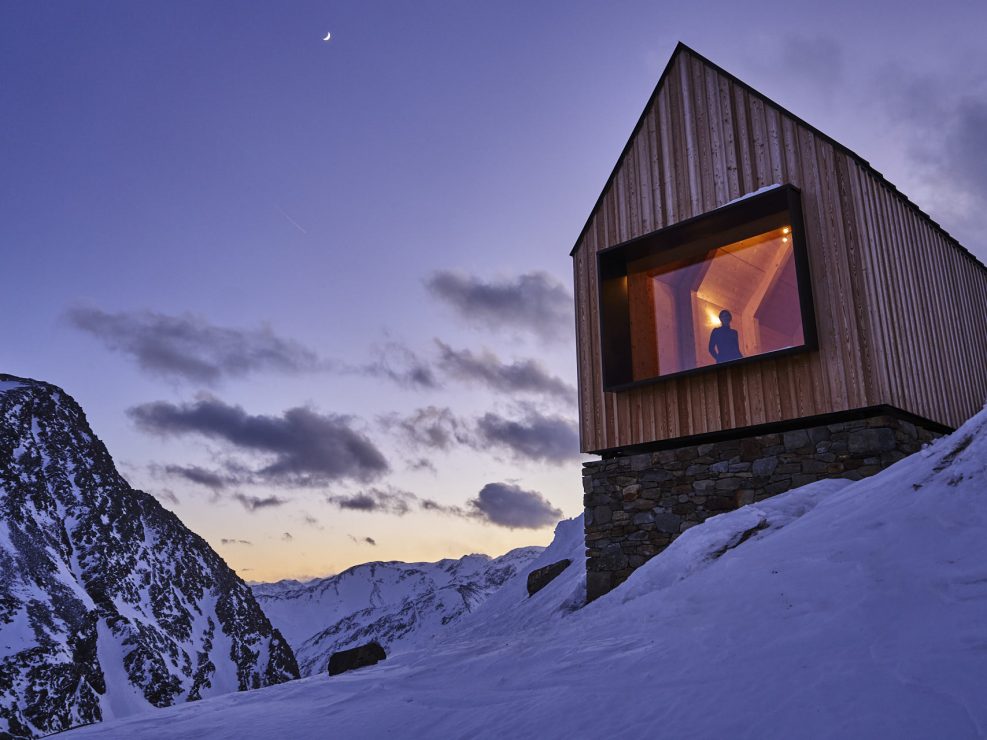 VAL SENALES - SOUTH TYROL Schutzhütte Schöne Aussicht - South Tyrol - Offline 2845 Relaxation at 2,845 meters At the top of the mountain – atop the Hochjochferner Glacier, really – facts, promises and a fantastic place merge into four words: Bella Vista Mountain Refuge. Our lodge is situated at an altitude of 2845 meters, where the glacial air is brisk and crystal clear, and looks across a sea of peaks that doesn’t seem to want to end. Spirit. Body. An encounter with oneself and with nature. Up here, all borders are moveable.