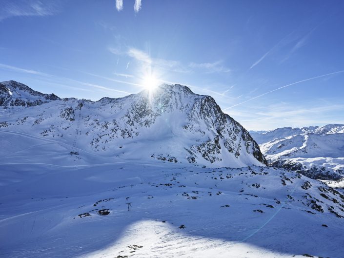VAL SENALES - SOUTH TYROL Schutzhütte Schöne Aussicht - South Tyrol - Offline 2845 Relaxation at 2,845 meters At the top of the mountain – atop the Hochjochferner Glacier, really – facts, promises and a fantastic place merge into four words: Bella Vista Mountain Refuge. Our lodge is situated at an altitude of 2845 meters, where the glacial air is brisk and crystal clear, and looks across a sea of peaks that doesn’t seem to want to end. Spirit. Body. An encounter with oneself and with nature. Up here, all borders are moveable.