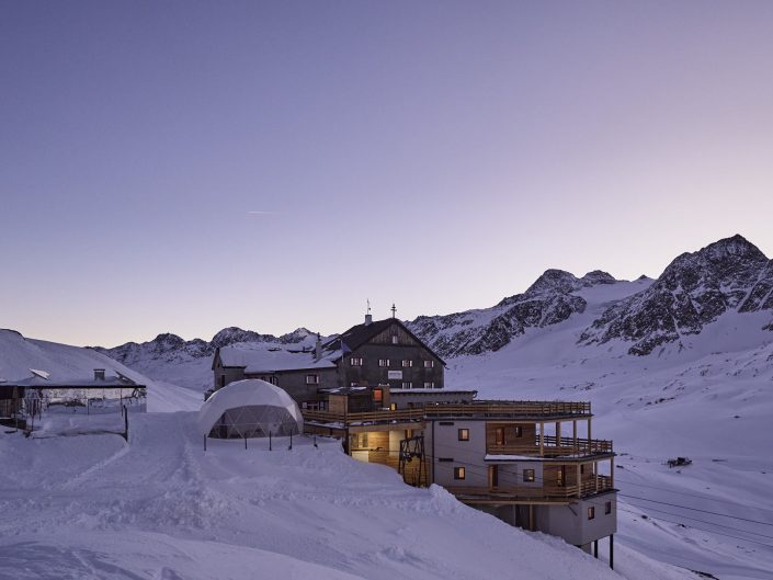 VAL SENALES - SOUTH TYROL Schutzhütte Schöne Aussicht - South Tyrol - Offline 2845 Relaxation at 2,845 meters At the top of the mountain – atop the Hochjochferner Glacier, really – facts, promises and a fantastic place merge into four words: Bella Vista Mountain Refuge. Our lodge is situated at an altitude of 2845 meters, where the glacial air is brisk and crystal clear, and looks across a sea of peaks that doesn’t seem to want to end. Spirit. Body. An encounter with oneself and with nature. Up here, all borders are moveable.