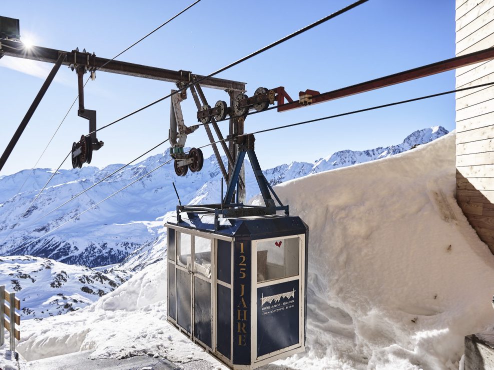 VAL SENALES - SOUTH TYROL Schutzhütte Schöne Aussicht - South Tyrol - Offline 2845 Relaxation at 2,845 meters At the top of the mountain – atop the Hochjochferner Glacier, really – facts, promises and a fantastic place merge into four words: Bella Vista Mountain Refuge. Our lodge is situated at an altitude of 2845 meters, where the glacial air is brisk and crystal clear, and looks across a sea of peaks that doesn’t seem to want to end. Spirit. Body. An encounter with oneself and with nature. Up here, all borders are moveable.