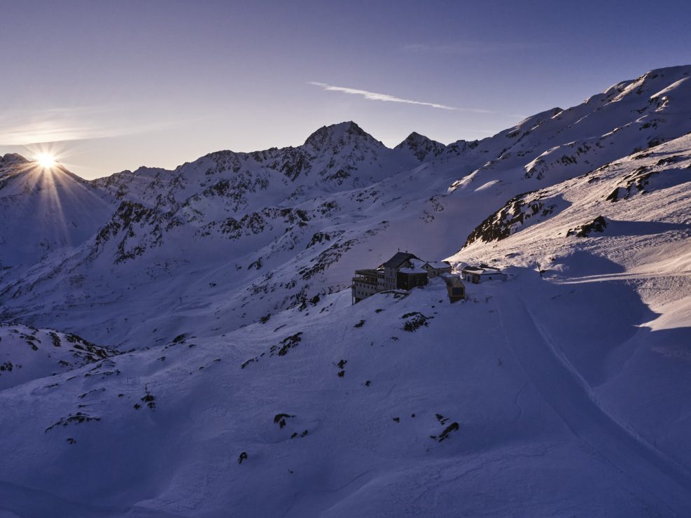 VAL SENALES - SOUTH TYROL Schutzhütte Schöne Aussicht - South Tyrol - Offline 2845 Relaxation at 2,845 meters At the top of the mountain – atop the Hochjochferner Glacier, really – facts, promises and a fantastic place merge into four words: Bella Vista Mountain Refuge. Our lodge is situated at an altitude of 2845 meters, where the glacial air is brisk and crystal clear, and looks across a sea of peaks that doesn’t seem to want to end. Spirit. Body. An encounter with oneself and with nature. Up here, all borders are moveable.