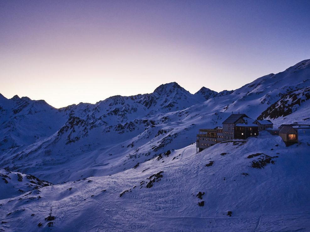 VAL SENALES - SOUTH TYROL Schutzhütte Schöne Aussicht - South Tyrol - Offline 2845 Relaxation at 2,845 meters At the top of the mountain – atop the Hochjochferner Glacier, really – facts, promises and a fantastic place merge into four words: Bella Vista Mountain Refuge. Our lodge is situated at an altitude of 2845 meters, where the glacial air is brisk and crystal clear, and looks across a sea of peaks that doesn’t seem to want to end. Spirit. Body. An encounter with oneself and with nature. Up here, all borders are moveable.