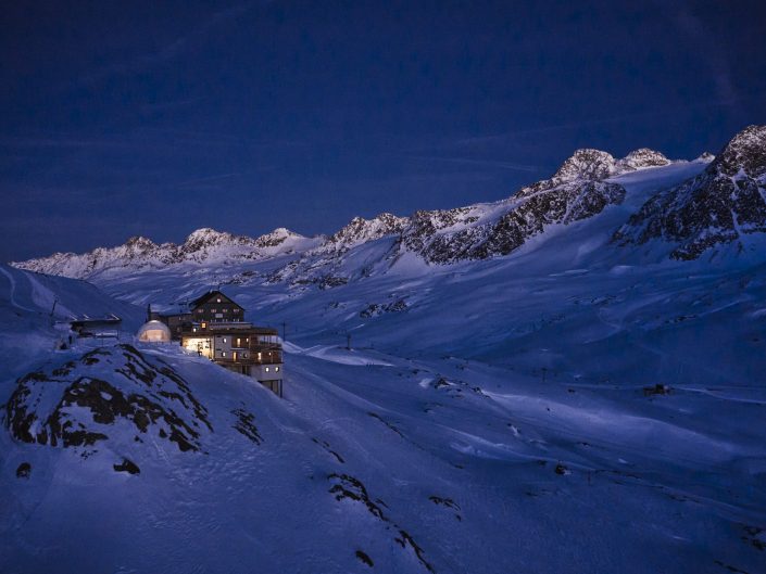 VAL SENALES - SOUTH TYROL Schutzhütte Schöne Aussicht - South Tyrol - Offline 2845 Relaxation at 2,845 meters At the top of the mountain – atop the Hochjochferner Glacier, really – facts, promises and a fantastic place merge into four words: Bella Vista Mountain Refuge. Our lodge is situated at an altitude of 2845 meters, where the glacial air is brisk and crystal clear, and looks across a sea of peaks that doesn’t seem to want to end. Spirit. Body. An encounter with oneself and with nature. Up here, all borders are moveable.